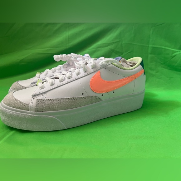 Nike Women’s Blazer Low Platform Size 10 - Picture 4 of 7